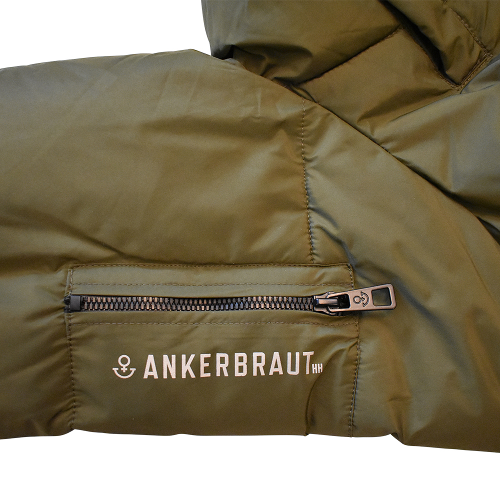 Weibliches Model mit ANKERBRAUT Mantel in Green