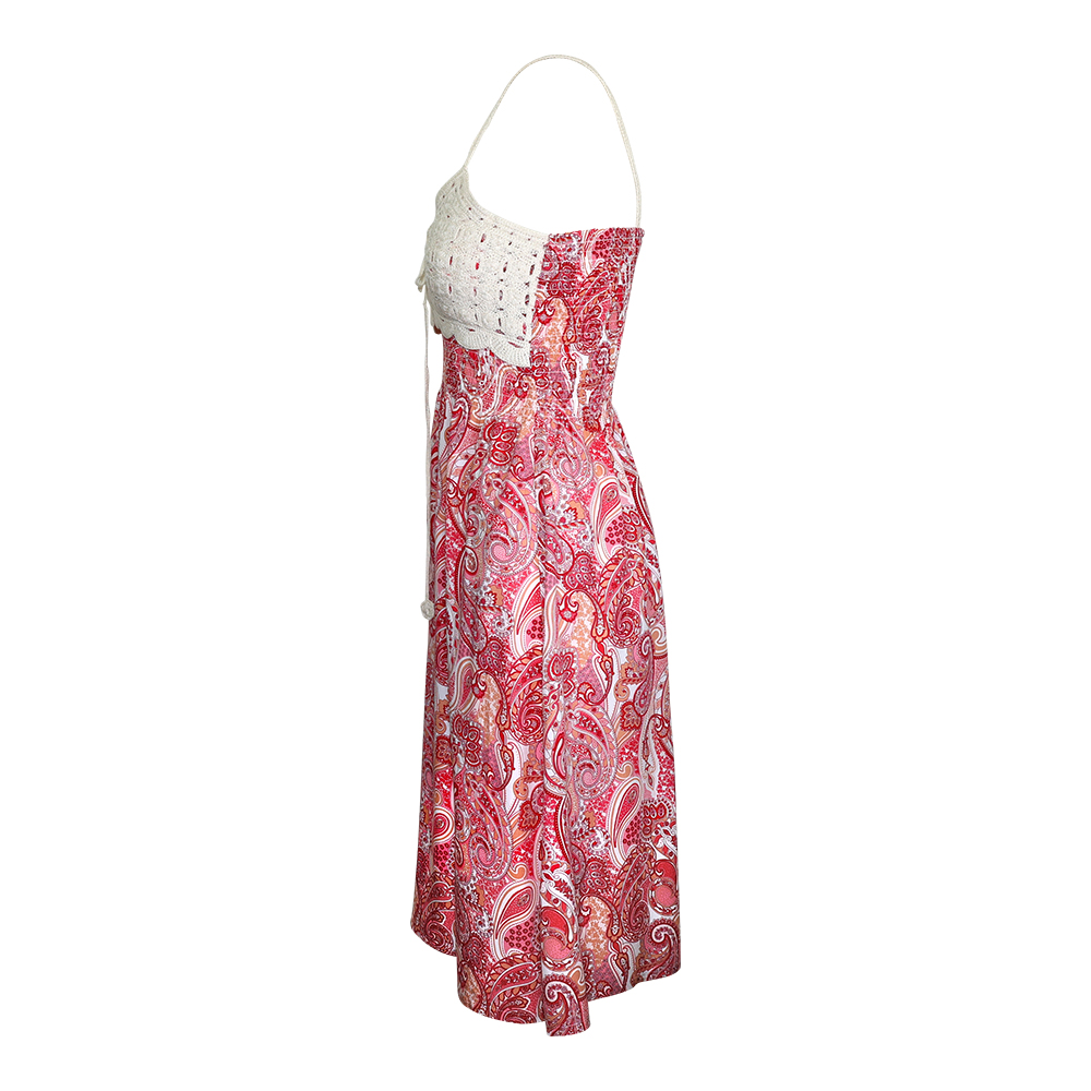 Weibliches Model mit Rock Your Day Kleid in Pink Paisley
