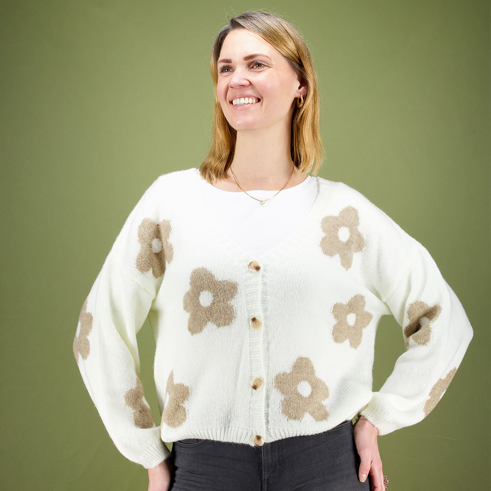 Weibliches Model mit Küstenzauber Strickjacke in Offwhite-Beige-Flower