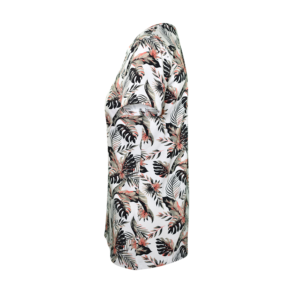Weibliches Model mit CAMPS BAY T-Shirt in Fusion Coral