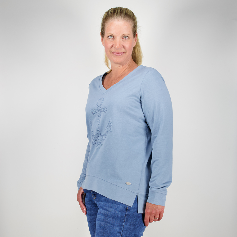 Model mit CAMPS BAY Shirt in Winward Blue