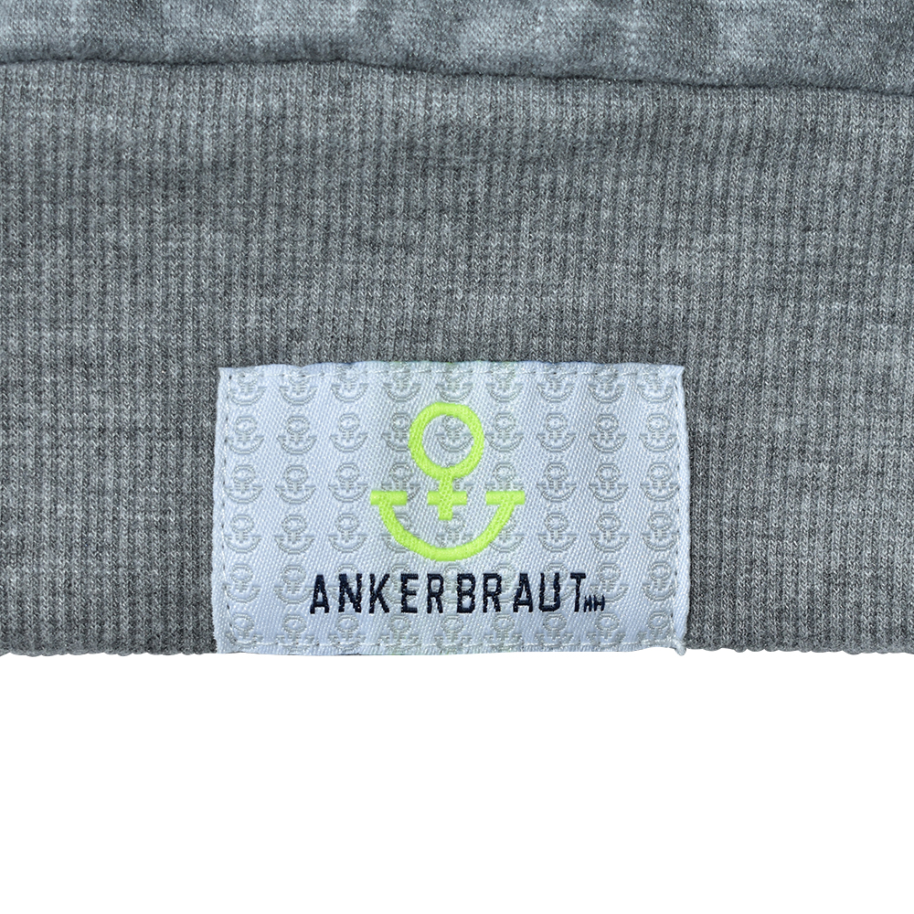 Weibliches Model mit ANKERBRAUT Hoodie in Grey Melange Yellow