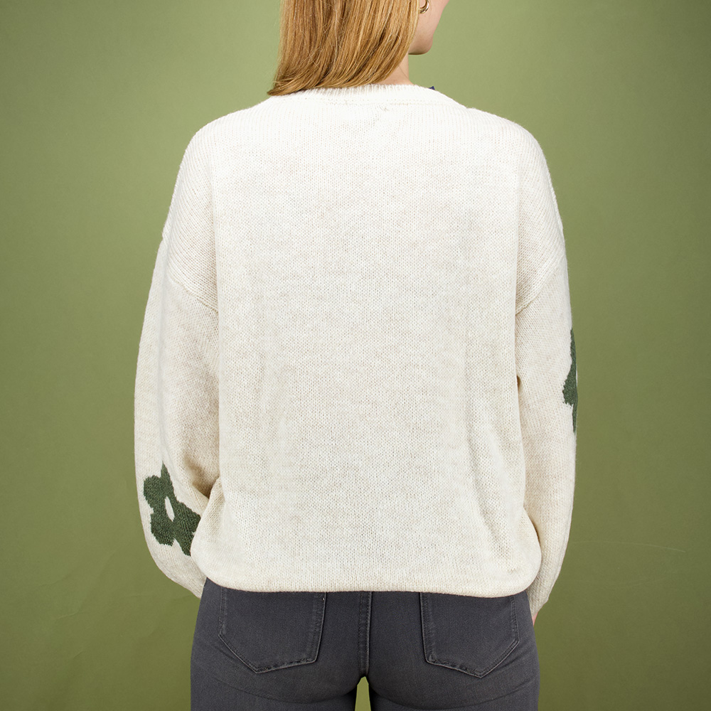 Weibliches Model mit Küstenzauber Strickpullover in Beige-Khaki-Flower