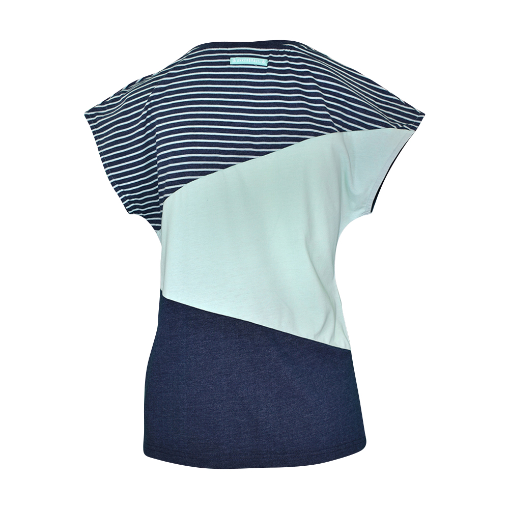 Weibliches Model mit ANKERBRAUT T-Shirt in Honey Dew