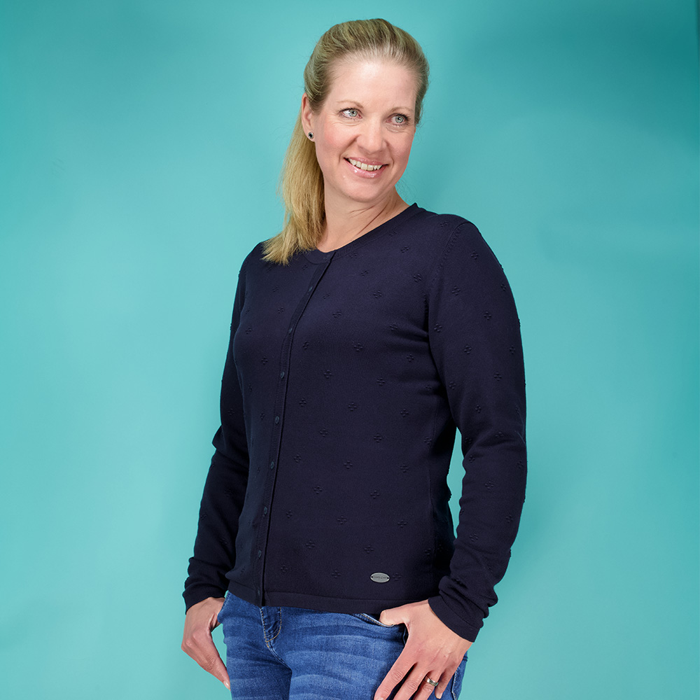 Weibliches Model mit CAMPS BAY Strickjacke in Night Sky