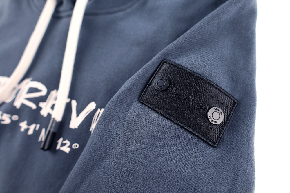 Männliches Model mit Björkvin Hoodie in Ombre Blue