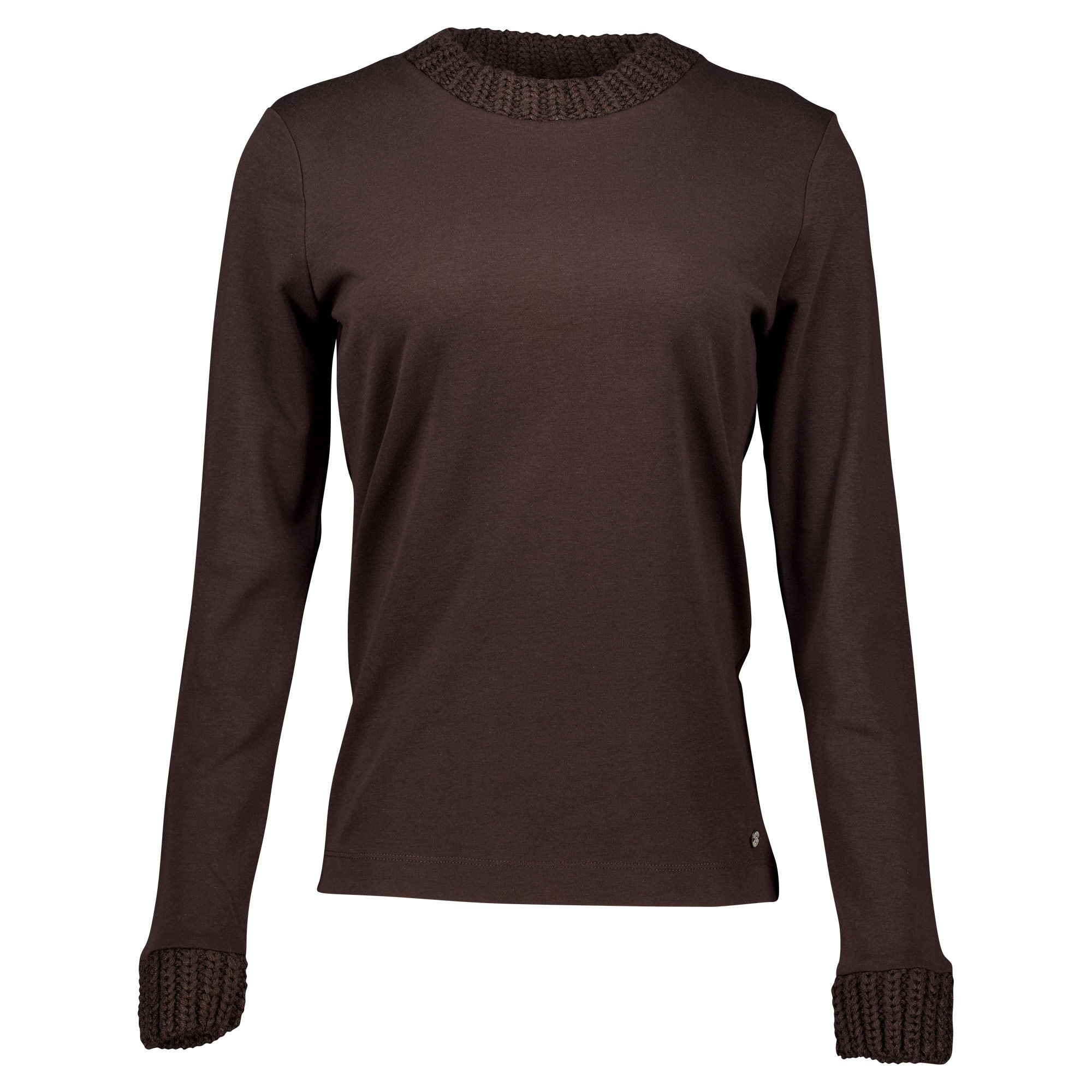 Weibliches Model mit CAMPS BAY Langarm-Shirt in Chocolate Torte
