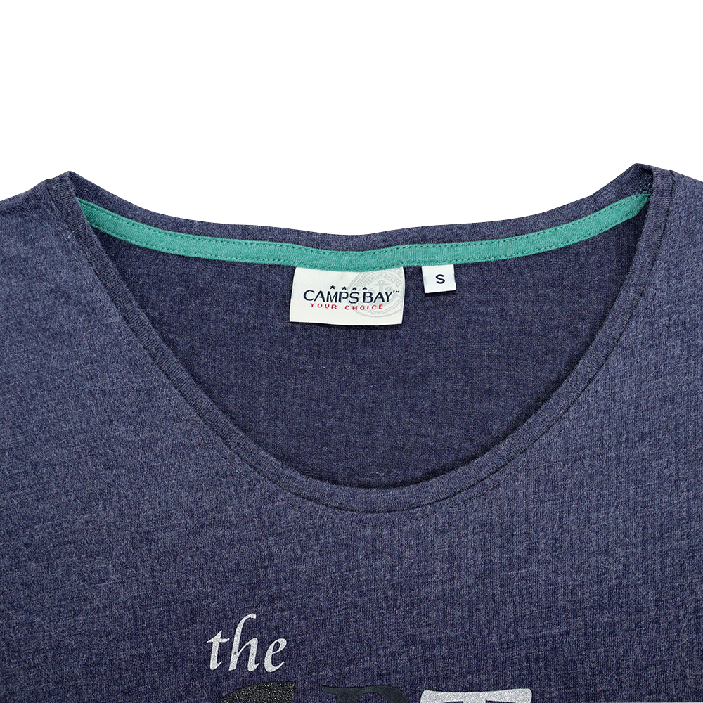 Weibliches Model mit CAMPS BAY T-Shirt in Maritime Blue Melange