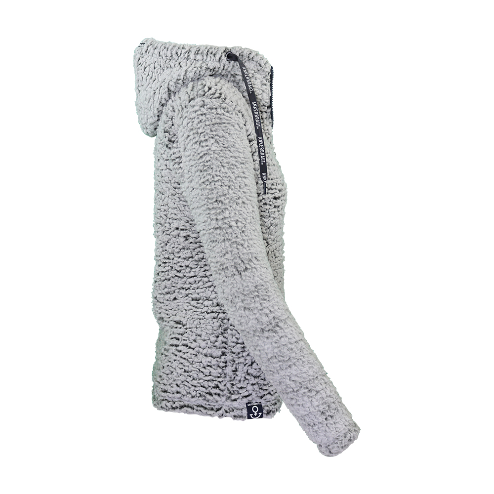 Weibliches Model mit ANKERBRAUT Teddyfleece-Jacke in India Ink