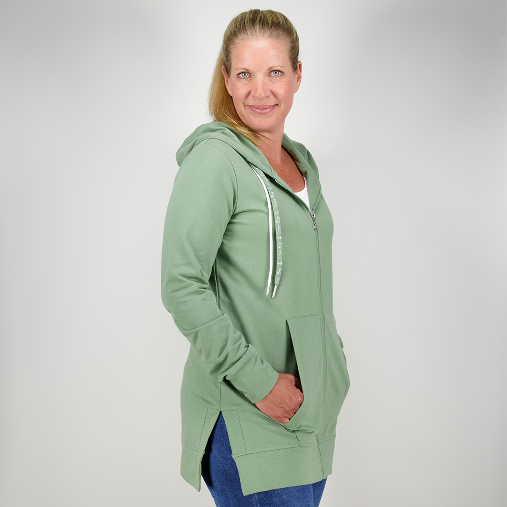 Weibliches Model mit Camps Bay Sweatjacke in Hedge Green