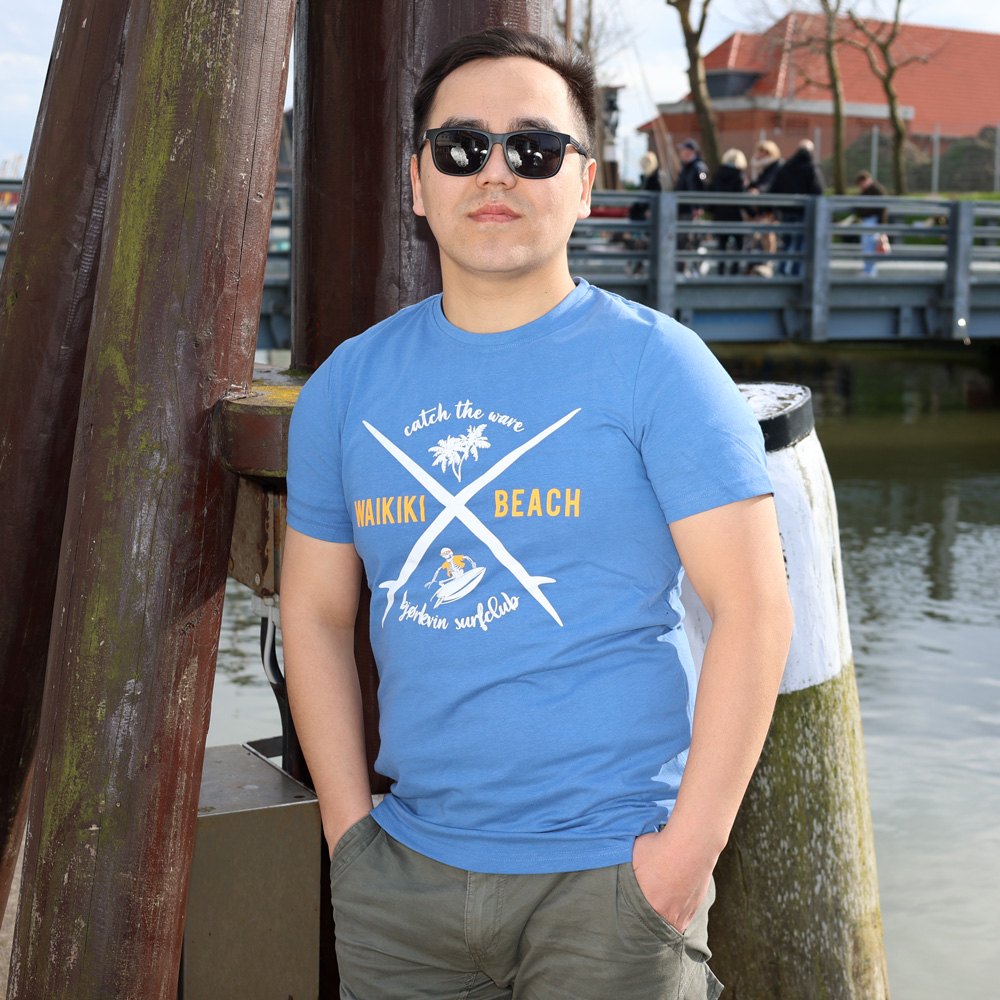 Männliches Model mit Björkvin T-Shirt in Dutch Blue