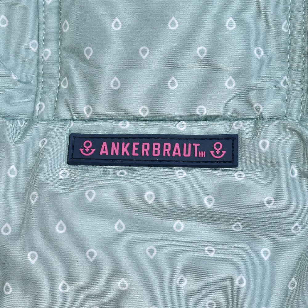 Weibliches Model mit ANKERBRAUT Weste in Slate Gray