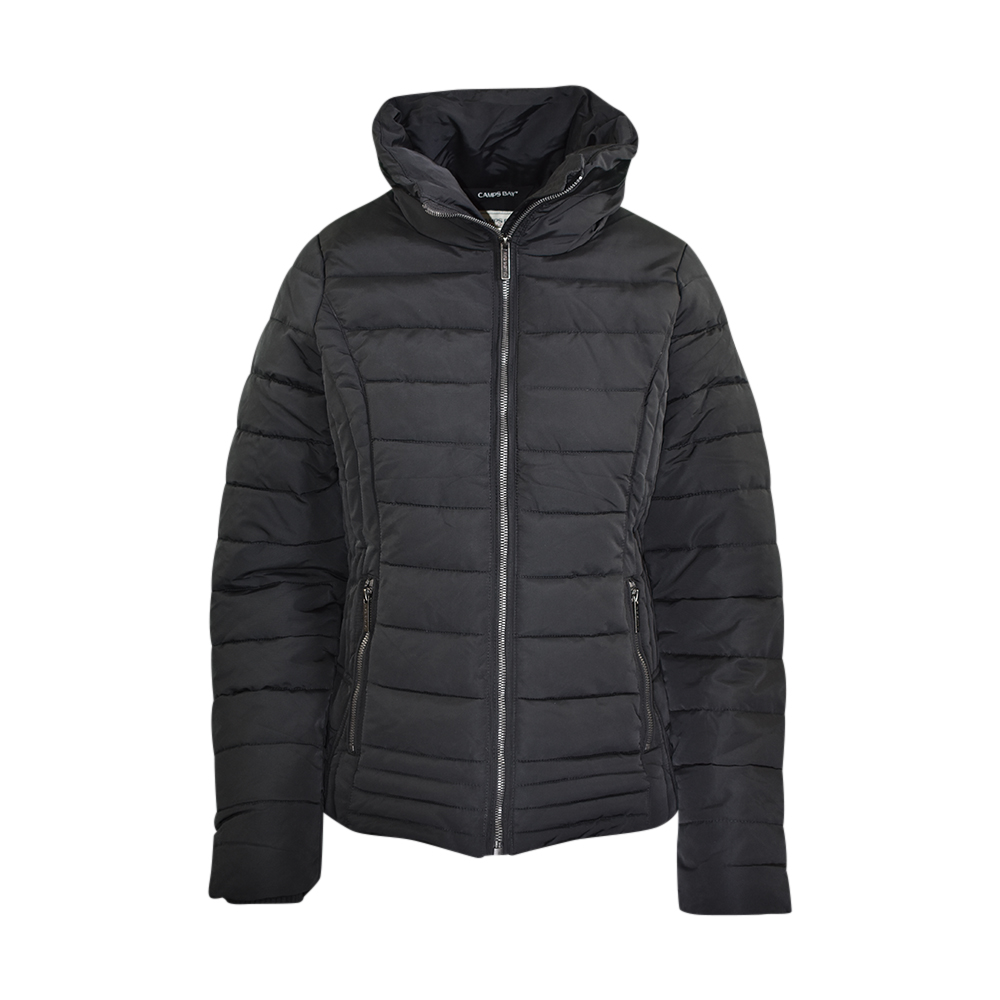 Weibliches Model mit CAMPS BAY Jacke in Schwarz