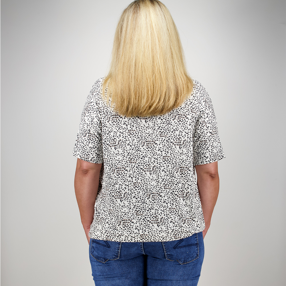 Weibliches Model mit CAMPS BAY Shirt in Offwhite