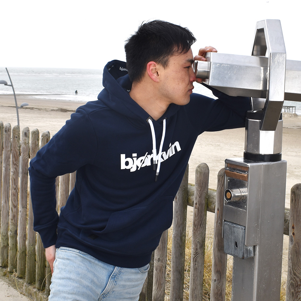 Männliches Model mit Björkvin Hoodie in Night Sky