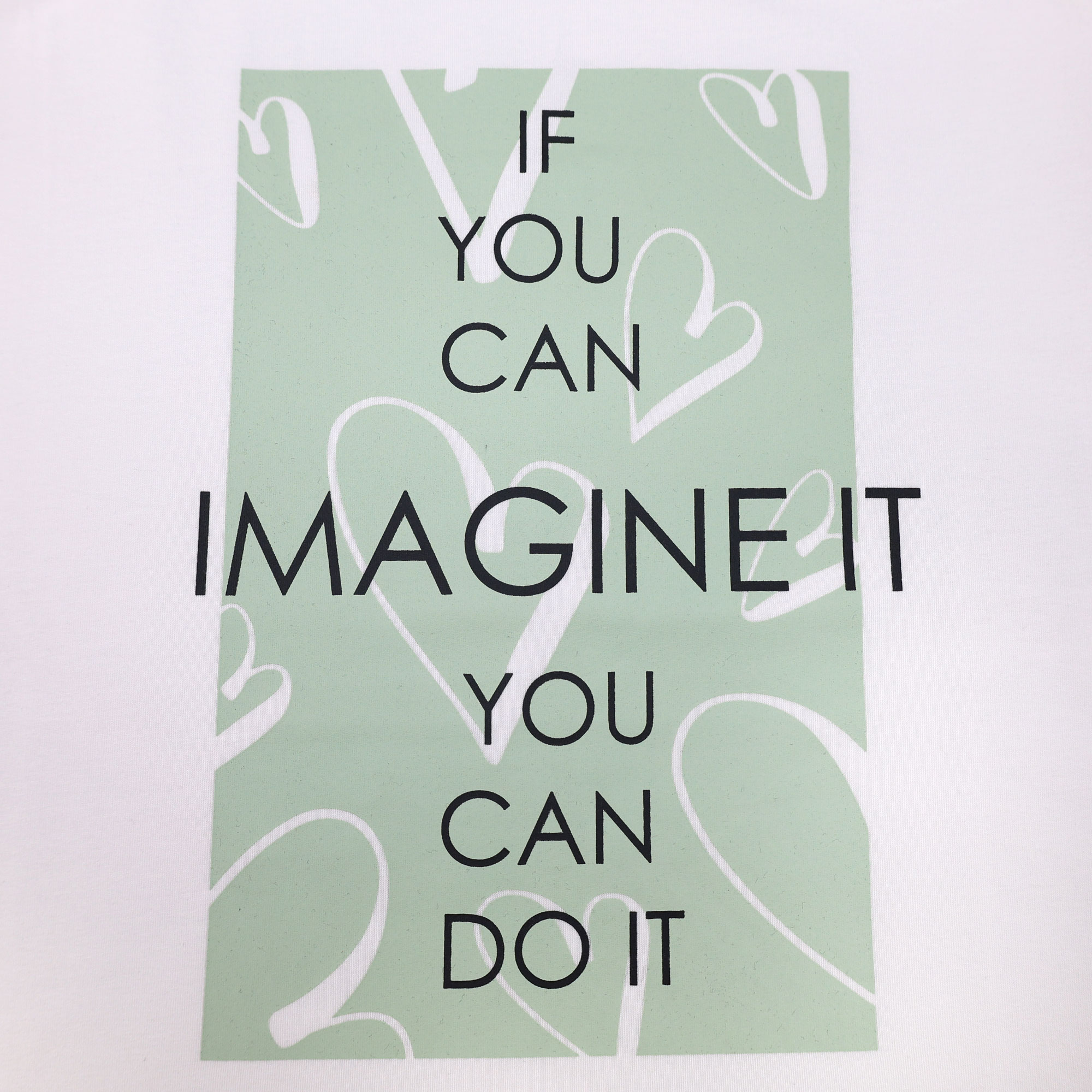 Weibliches Model mit CAMPS BAY T-Shirt in Bok Choy