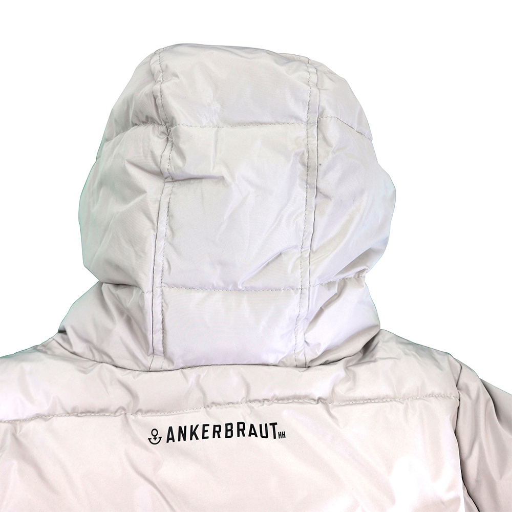 Weibliches Model mit ANKERBRAUT Long-Weste in Kitt