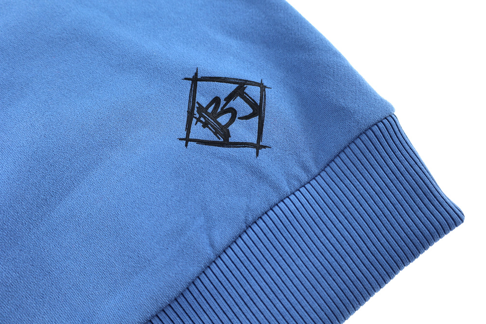 Männliches Model mit Björkvin Hoodie in Dutch Blue