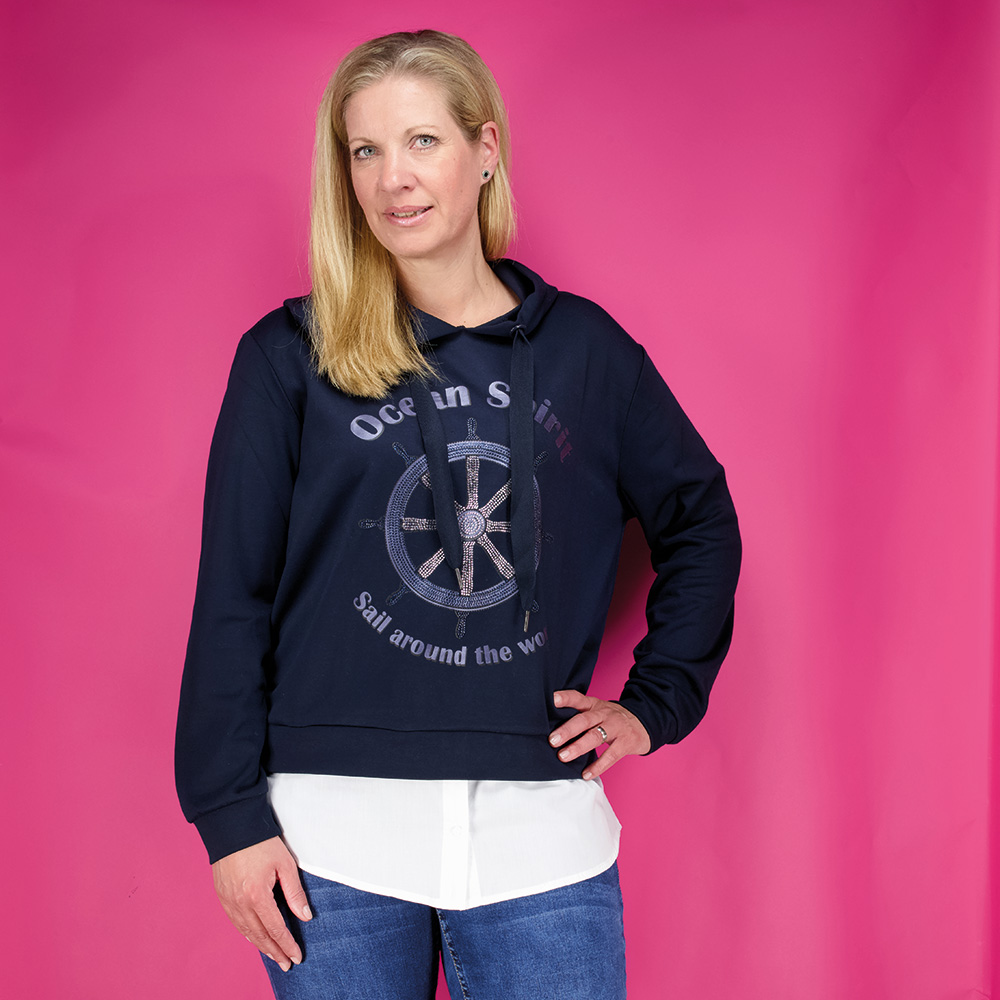 Weibliches Model mit CAMPS BAY Hoodie 