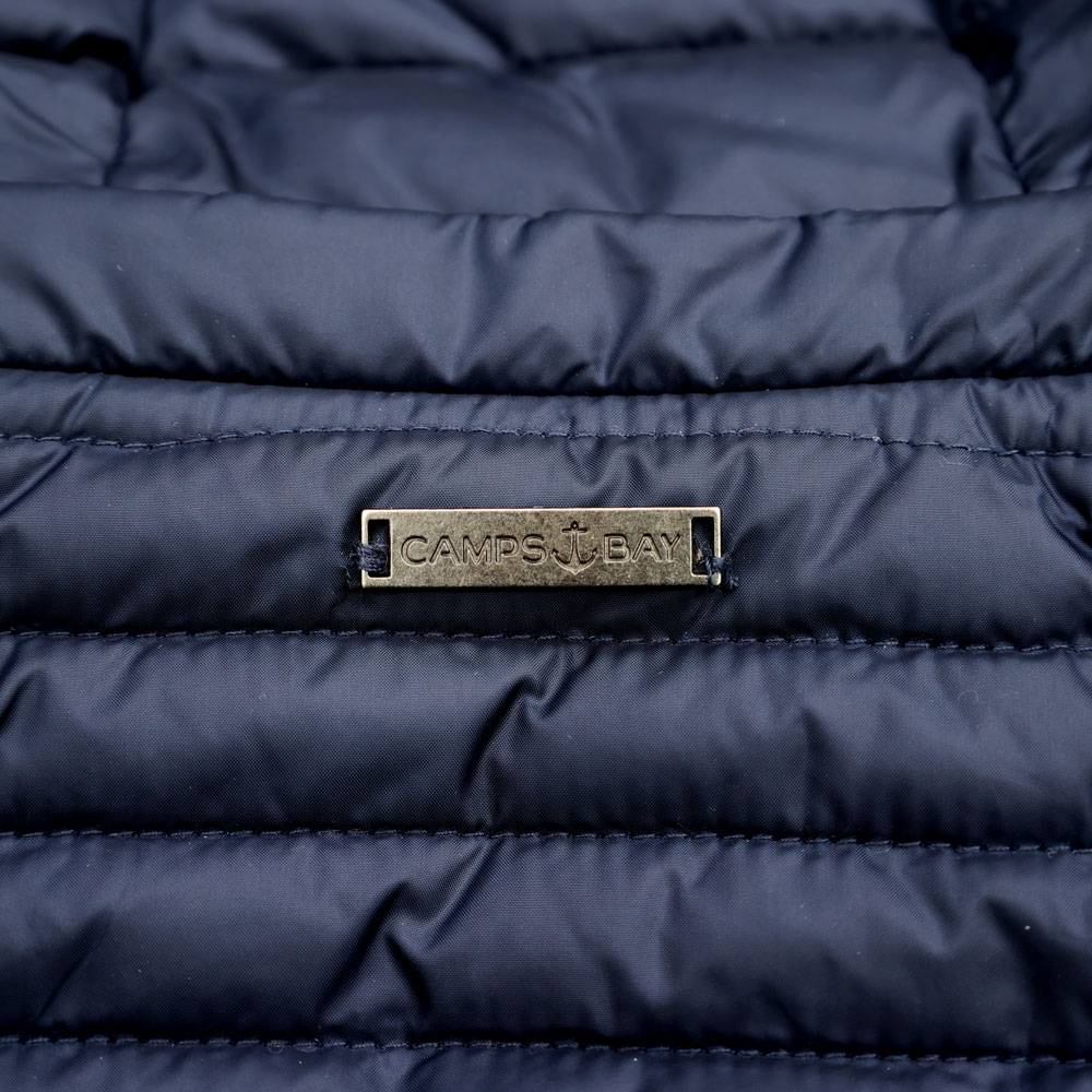 Weibliches Model mit CAMPS BAY Weste in Maritime Blue