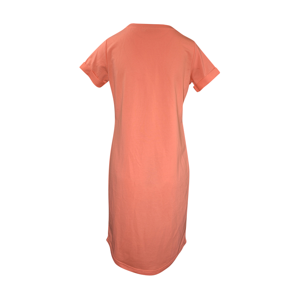 Weibliches Model mit CAMPS BAY Strandkleid in Fusion Coral
