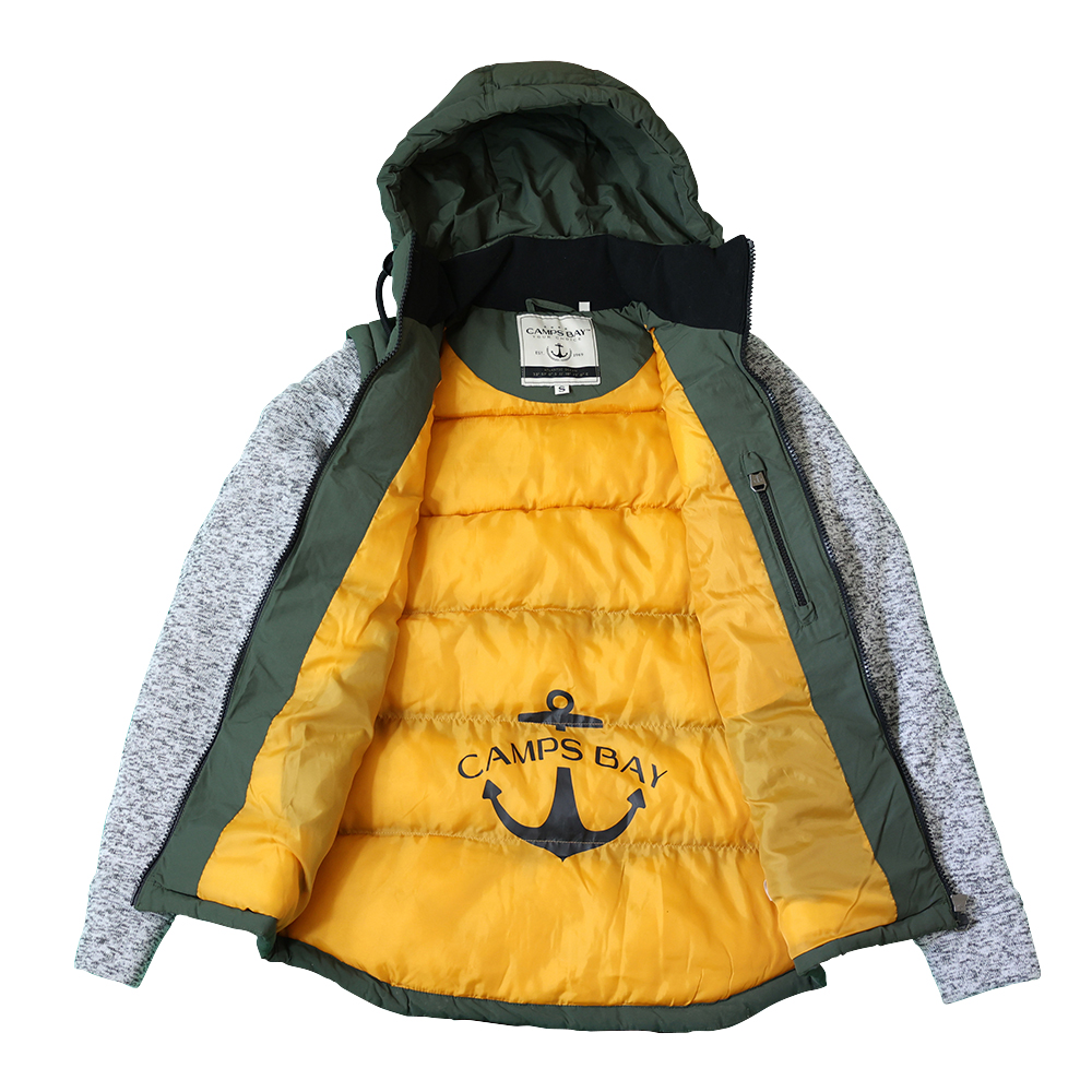 Männliches Model mit CAMPS BAY Westenjacke in Forest Night