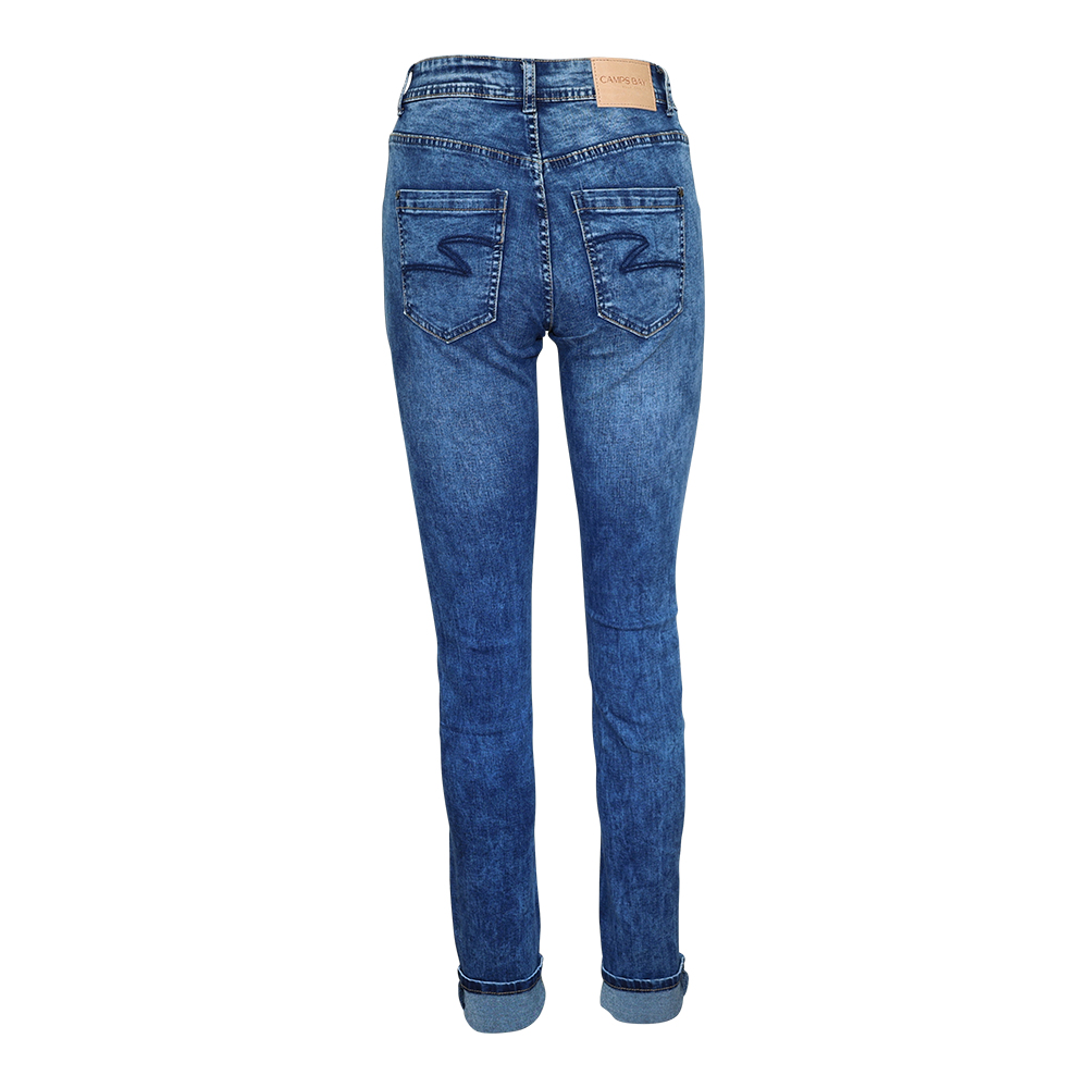 Weibliches Model mit CAMPS BAY Jeans in dblue