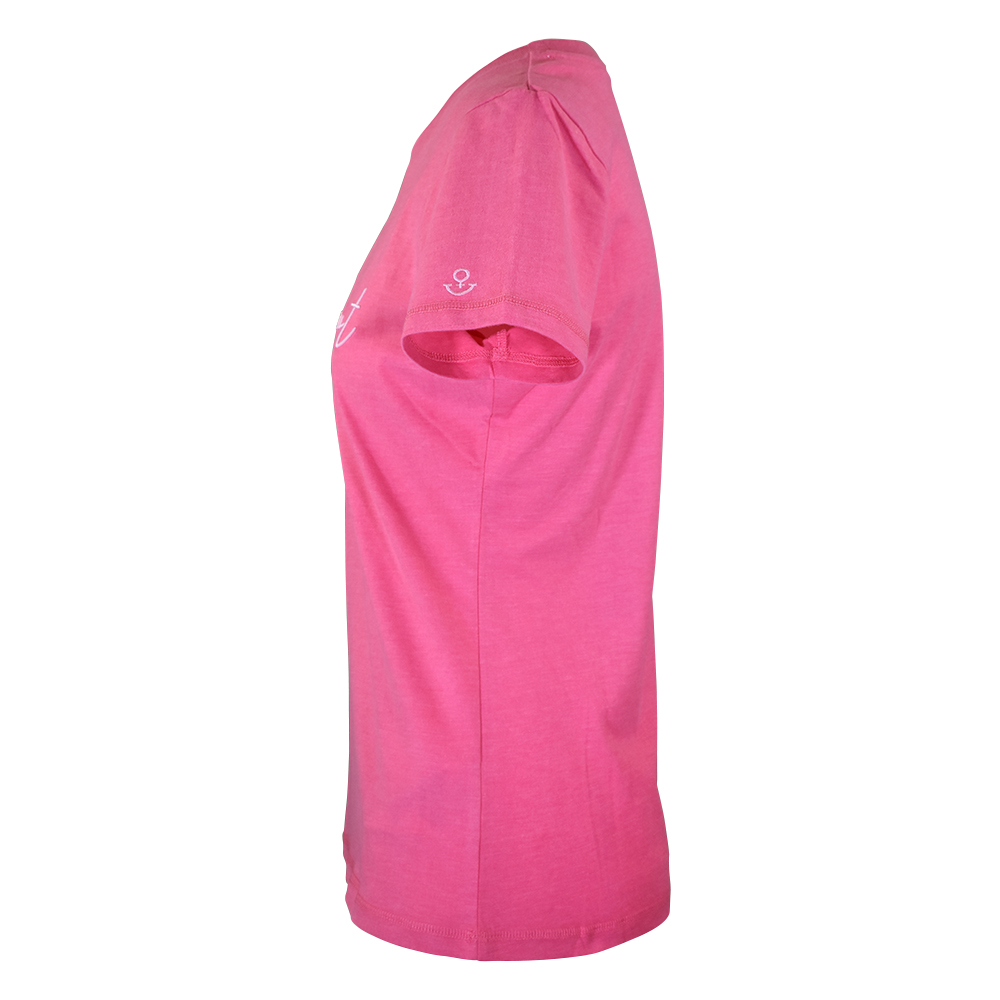 Weibliches Model mit ANKERBRAUT Shirt in Pink Flambé