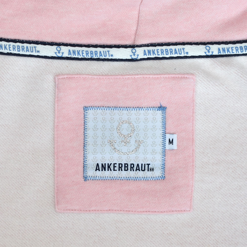 Weibliches Model mit ANKERBRAUT Hoodie in Rosa Melange