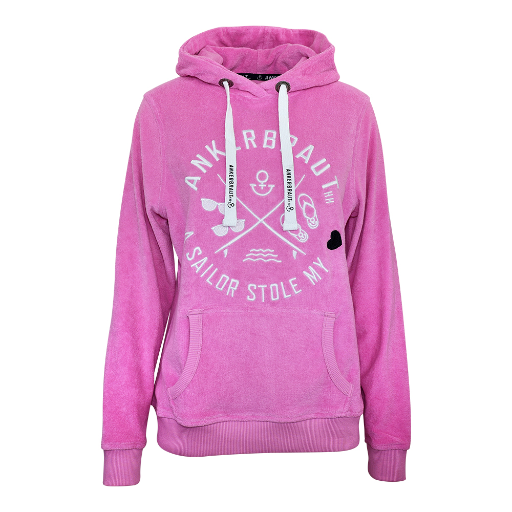 Weibliches Model mit ANKERBRAUT Frottee-Hoodie in Cyclam