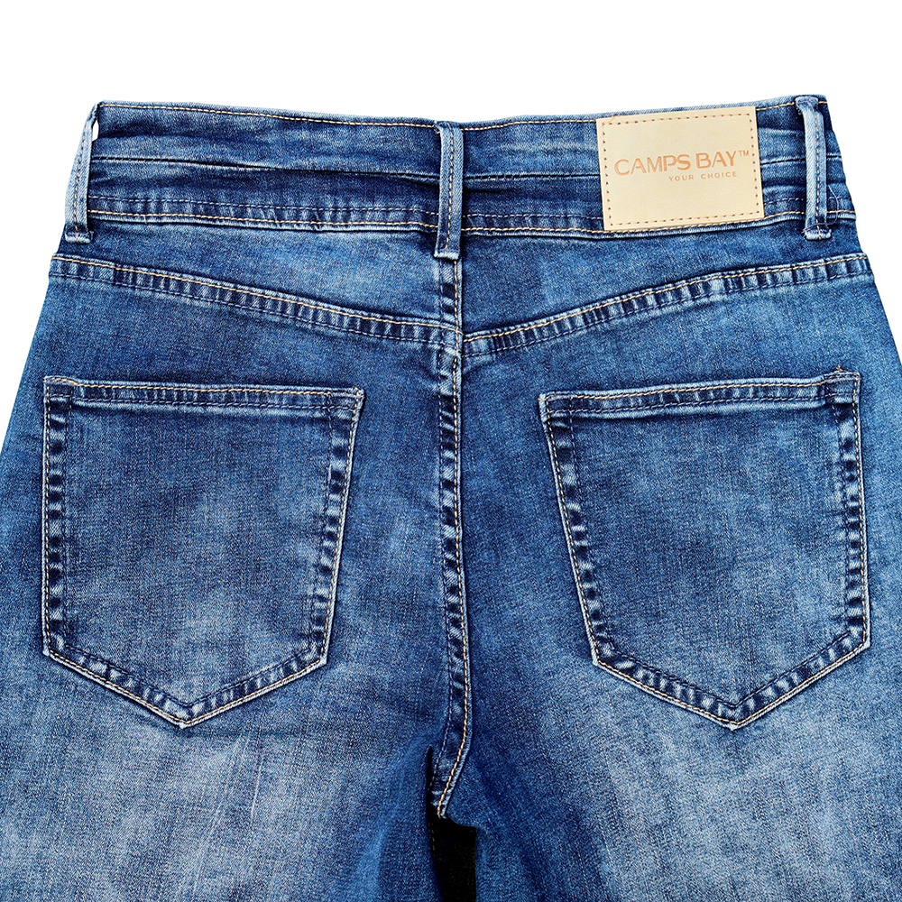 Weibliches Model mit CAMPS BAY Jeans-Shorts in dblue