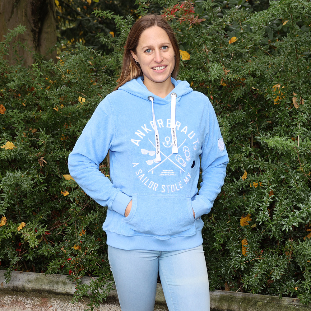 ANKERBRAUT Frottee-Hoodie "Warum auf später warten?" Weibliches Model mit ANKERBRAUT Frottee-Hoodie in Provance