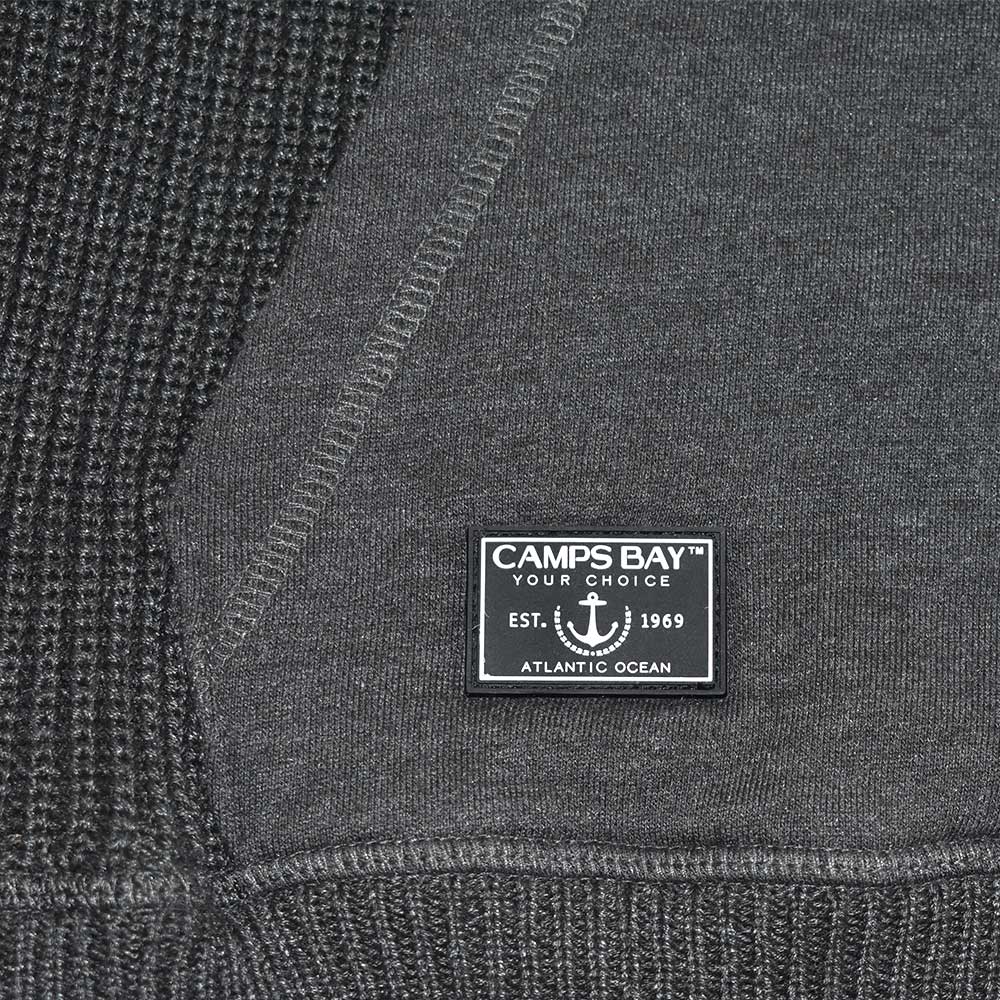 Männliches Model mit CAMPS BAY Strickpullover in Anthra Melange