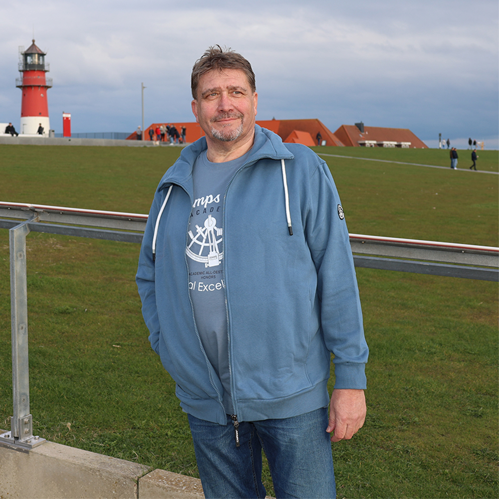 Männliches Model mit CAMPS BAY Sweatjacke in China Blue
