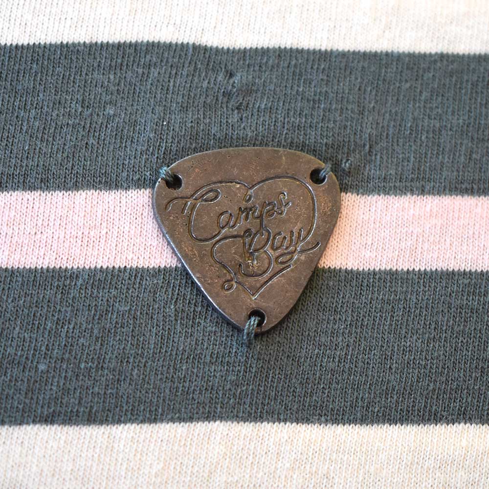 Weibliches Model mit CAMPS BAY Jerseykleid in Balsam Green-Cradle Pink-Cloud Dancer