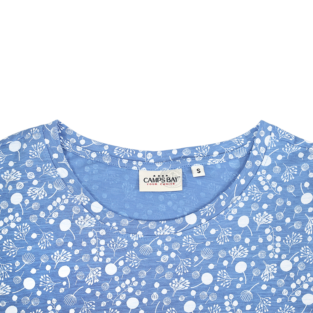Weibliches Model mit CAMPS BAY T-Shirt in Provence
