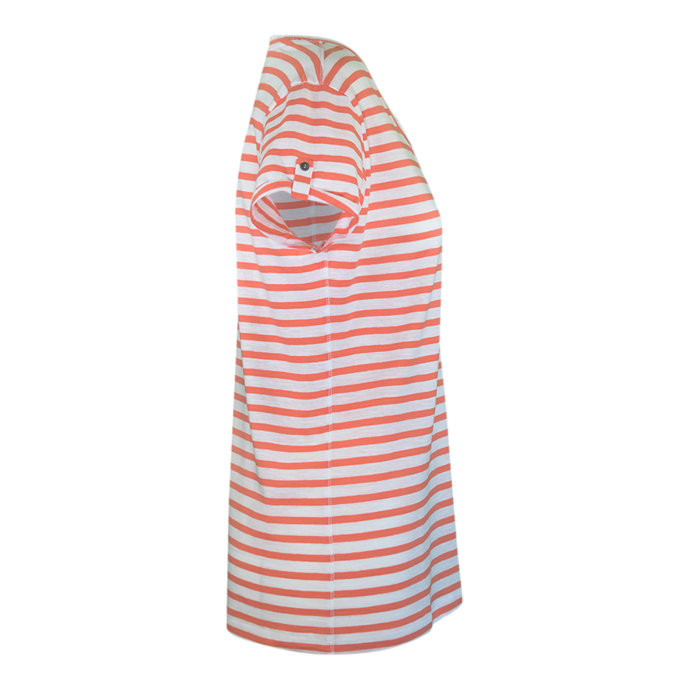 Weibliches Model mit CAMPS BAY Shirt in Fusion Coral