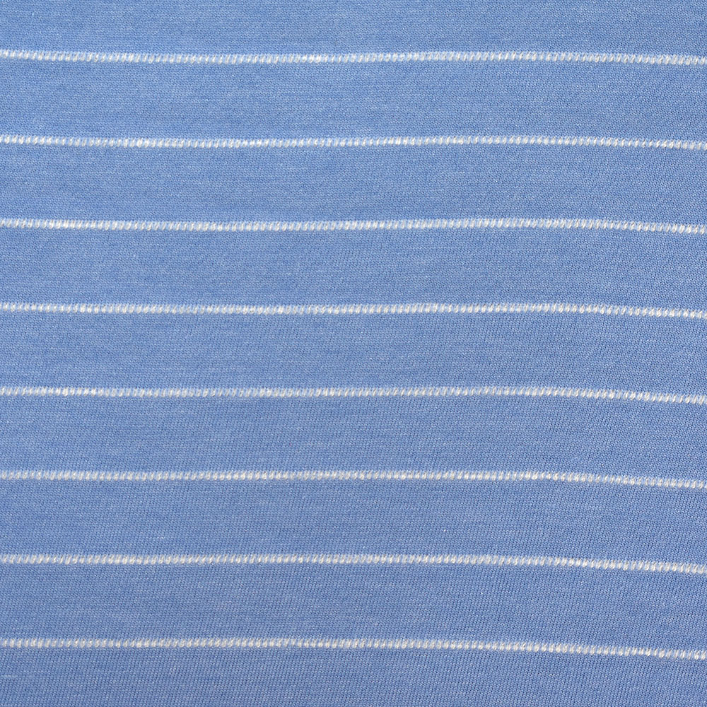 Weibliches Model mit ANKERBRAUT T-Shirt in Lavender Lustre