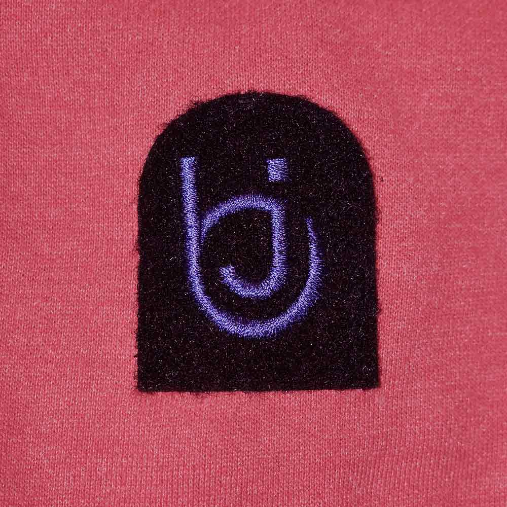 Männliches Model mit Björkvin Sweatjacke in Red Melange