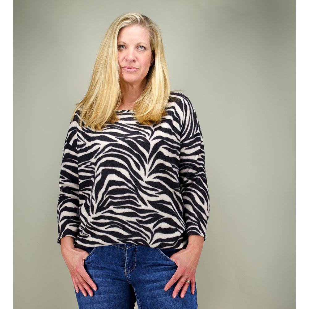 Weibliches Model mit CAMPS BAY Shirt in Beige Zebra