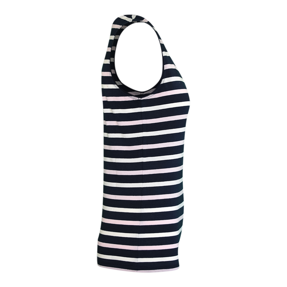 Weibliches Model mit CAMPS BAY Top in Night Sky-Cradle Pink