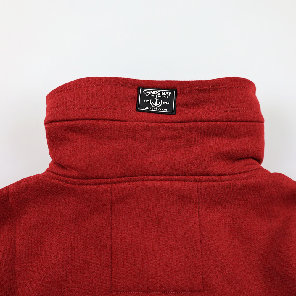 Männliches Model mit CAMPS BAY Sweatjacke in Sun Dried Tomato