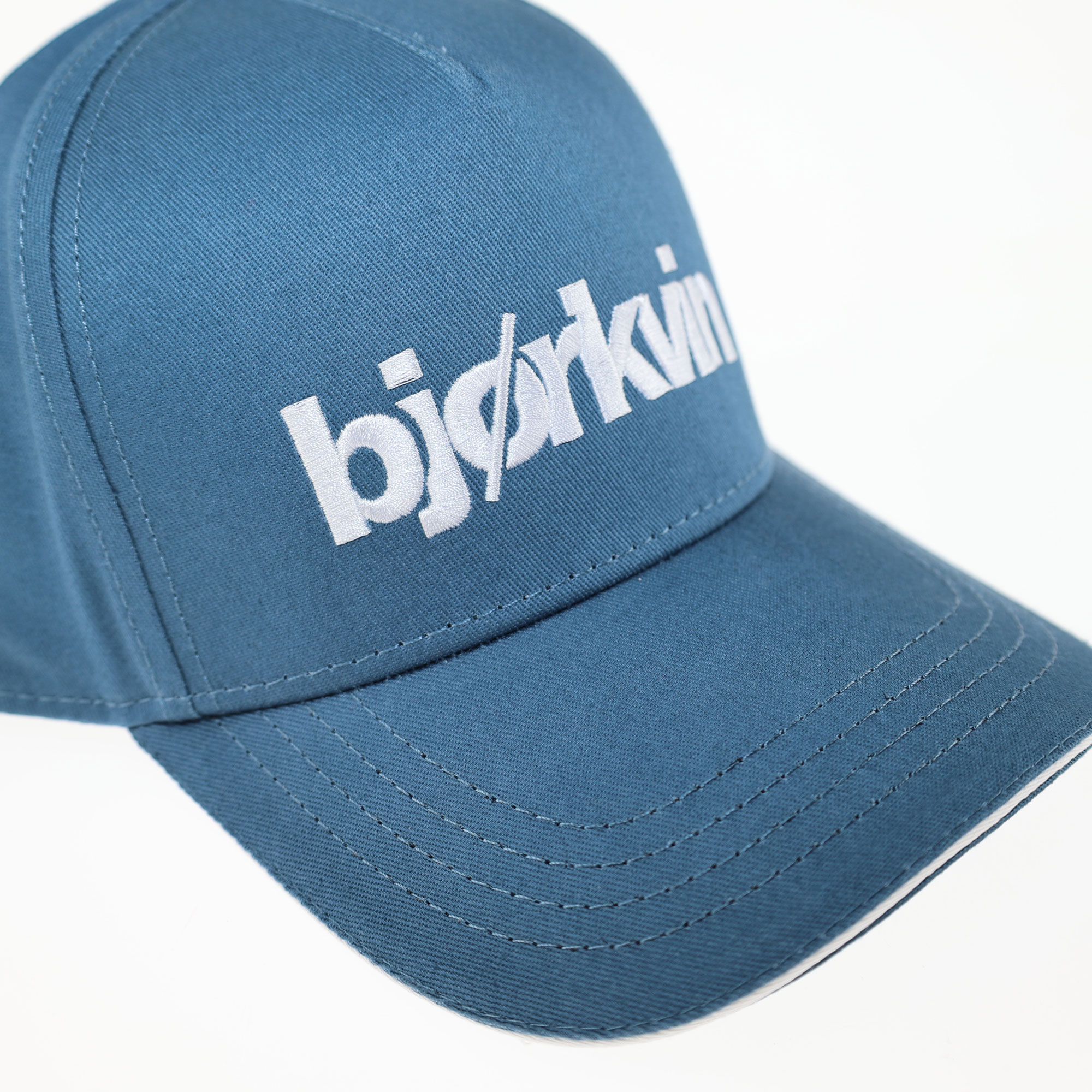 Männliches Model mit Björkvin Cap in Jeansblue