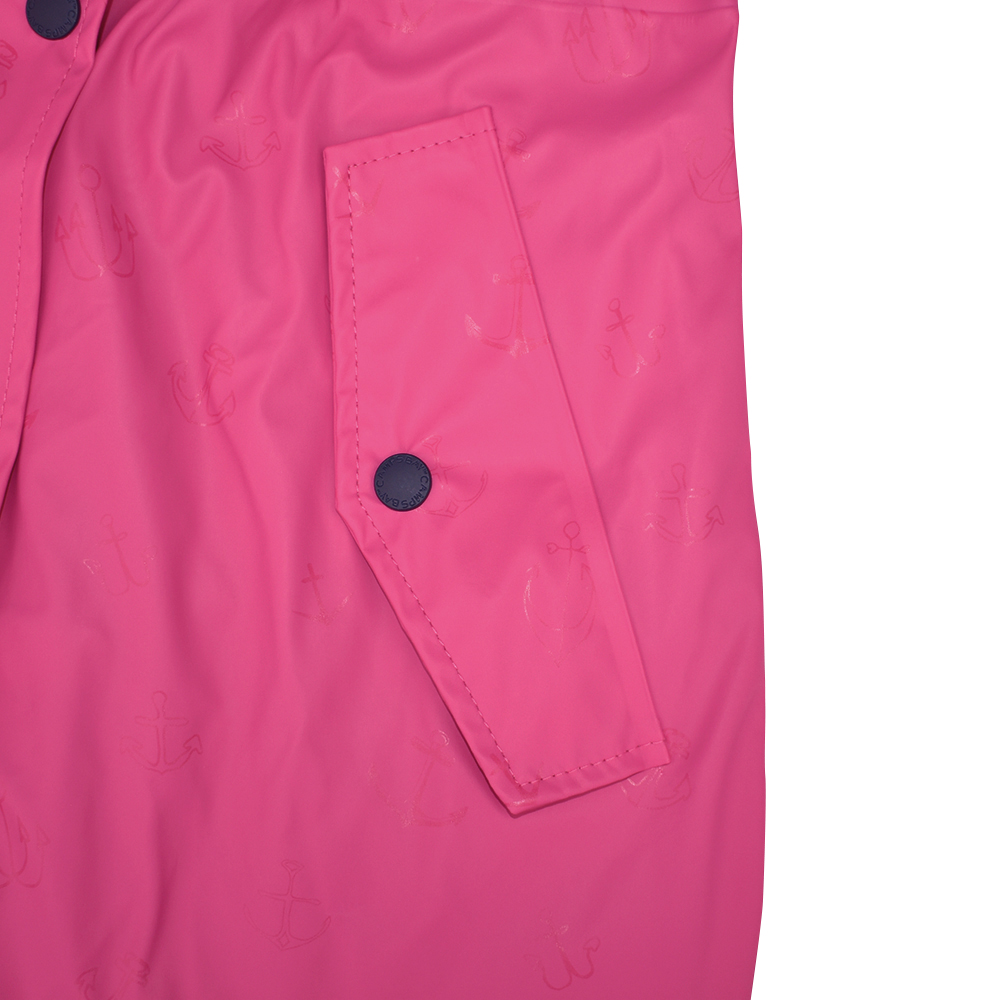 Weibliches Model mit CAMPS BAY Regenjacke in Pink Flambée