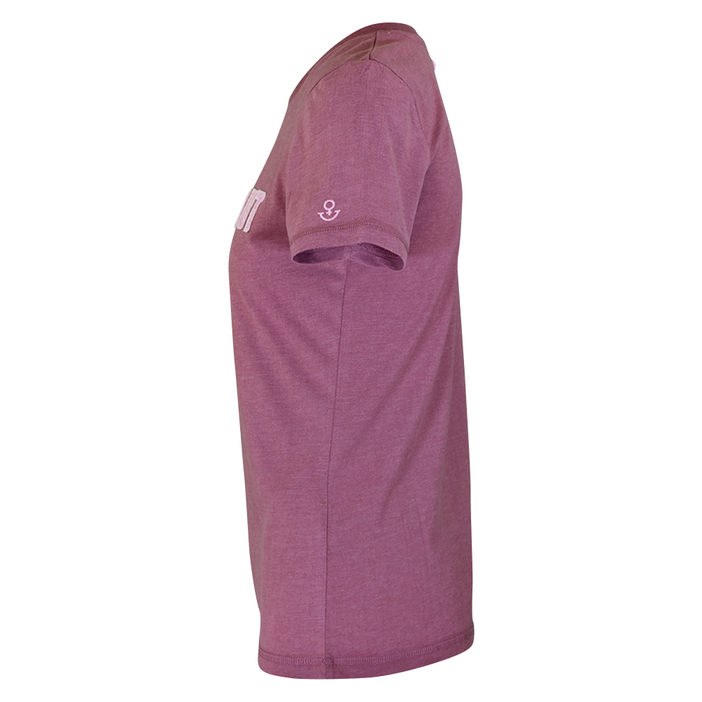 Weibliches Model mit ANKERBRAUT T-Shirt in Rose Brown