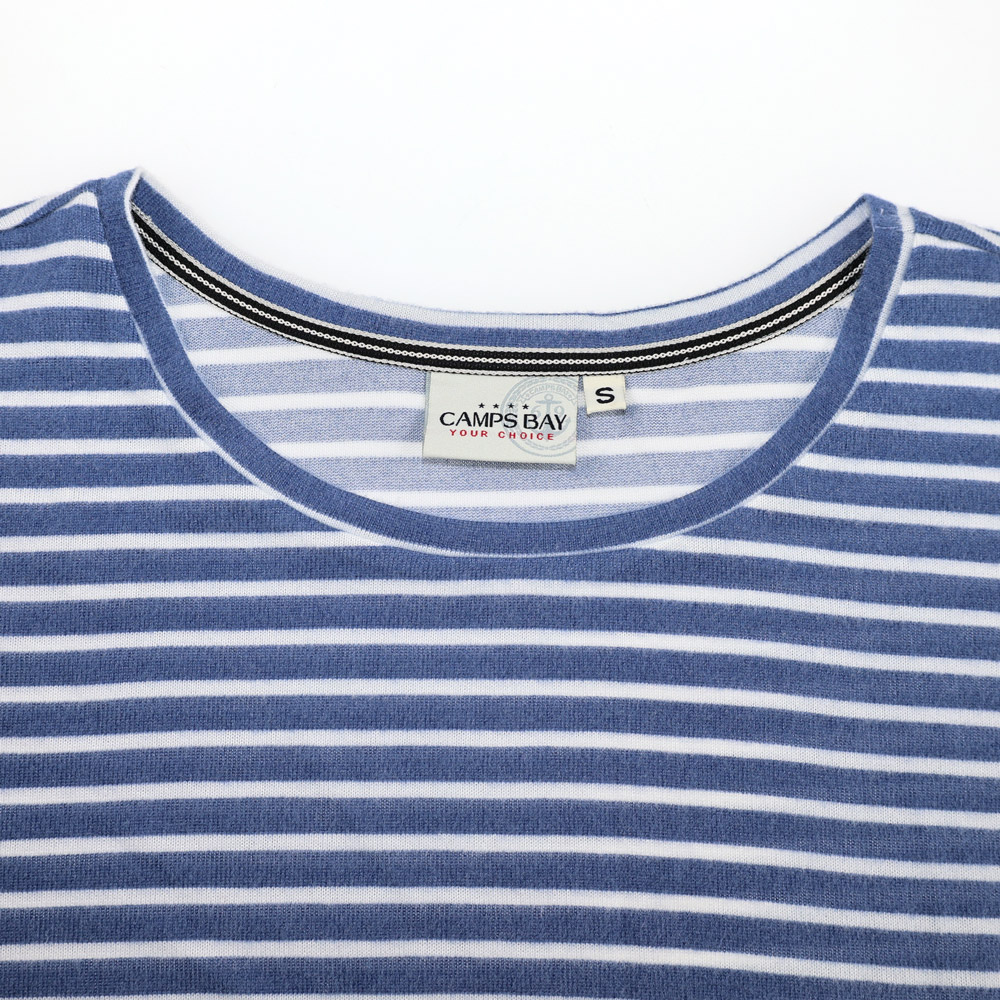 Weibliches Model mit CAMPS BAY Shirt in Blue Shadow Stripe