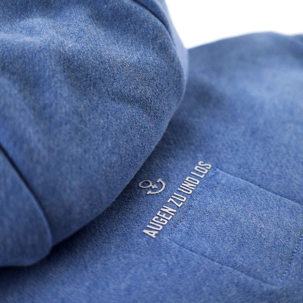 Weibliches Model mit Ankerbraut  Sweatjacke in Provence