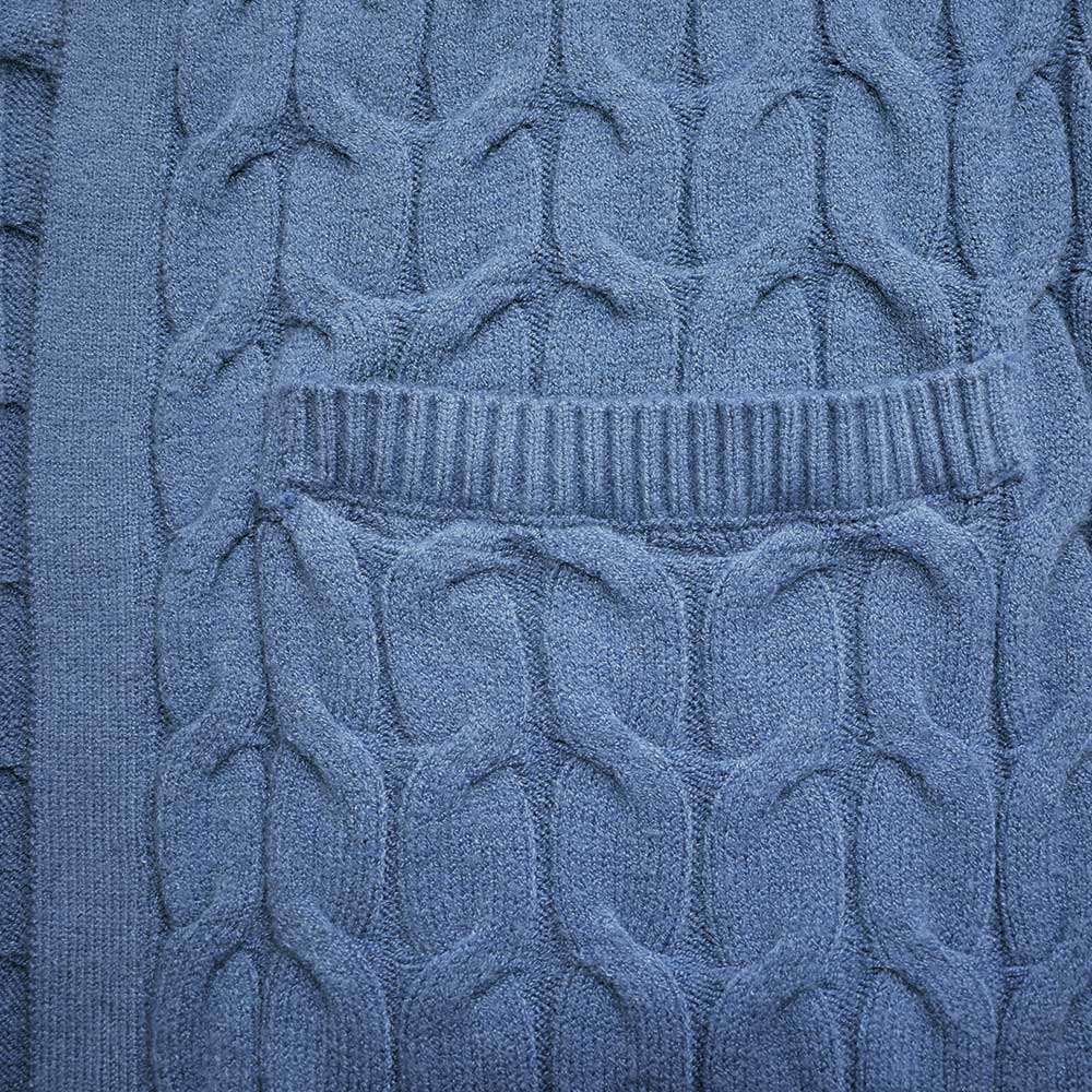 Weibliches Model mit CAMPS BAY Strickjacke in Infinity