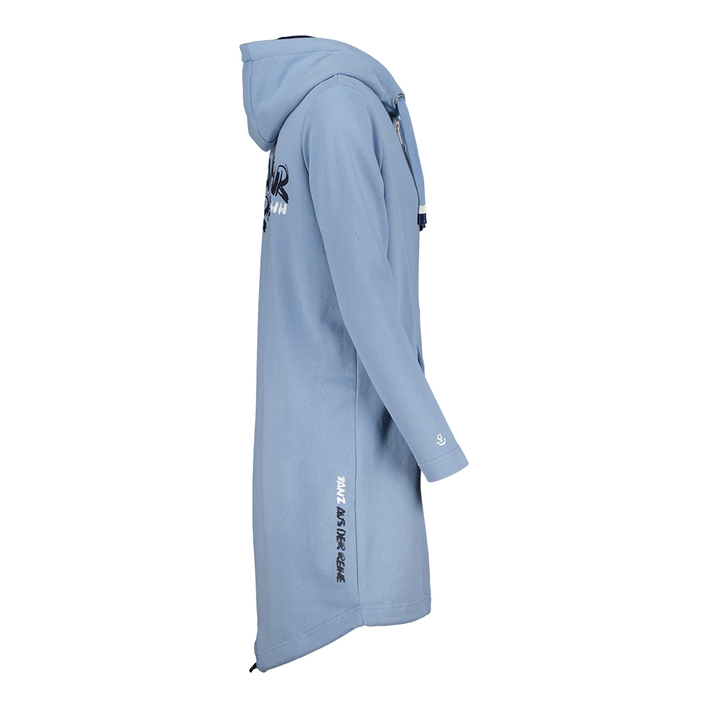 Weibliches Model mit ANKERBRAUT Sweatjacke in Forever Blue