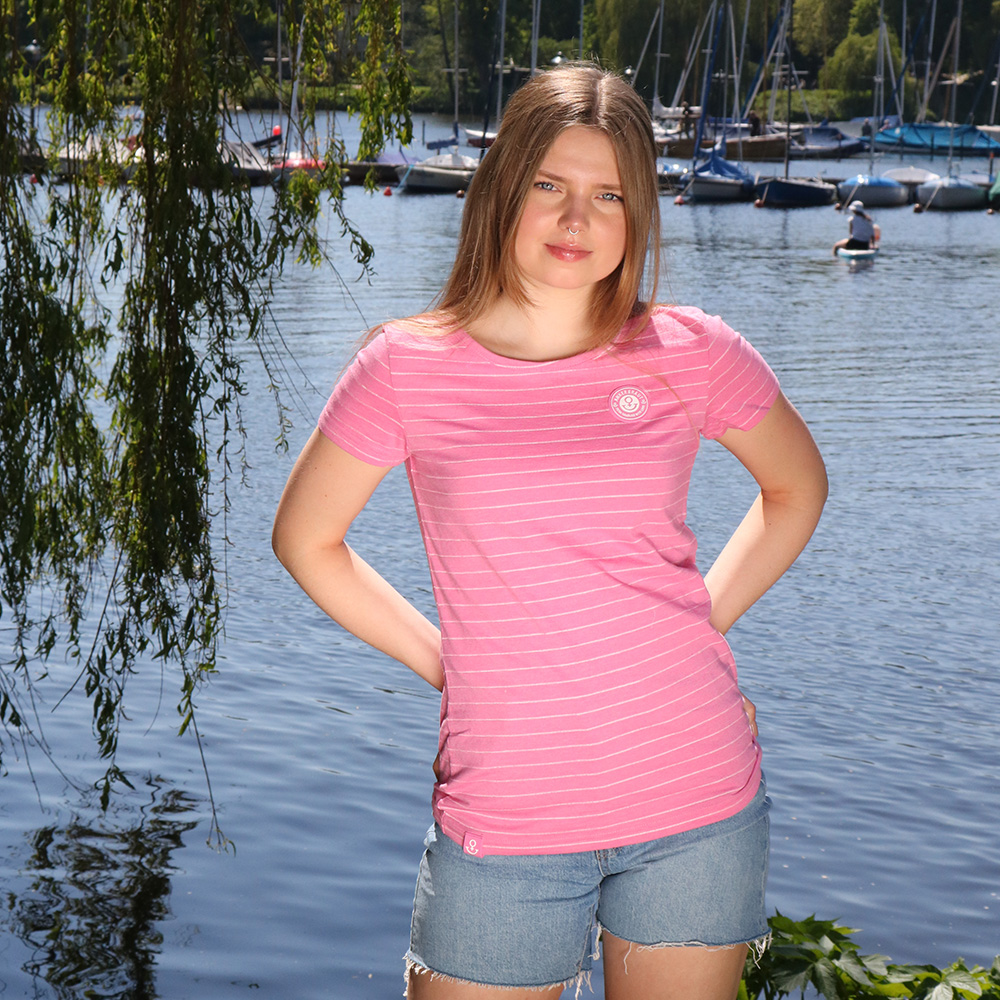 Weibliches Model mit ANKERBRAUT T-Shirt in Wild Orchid
